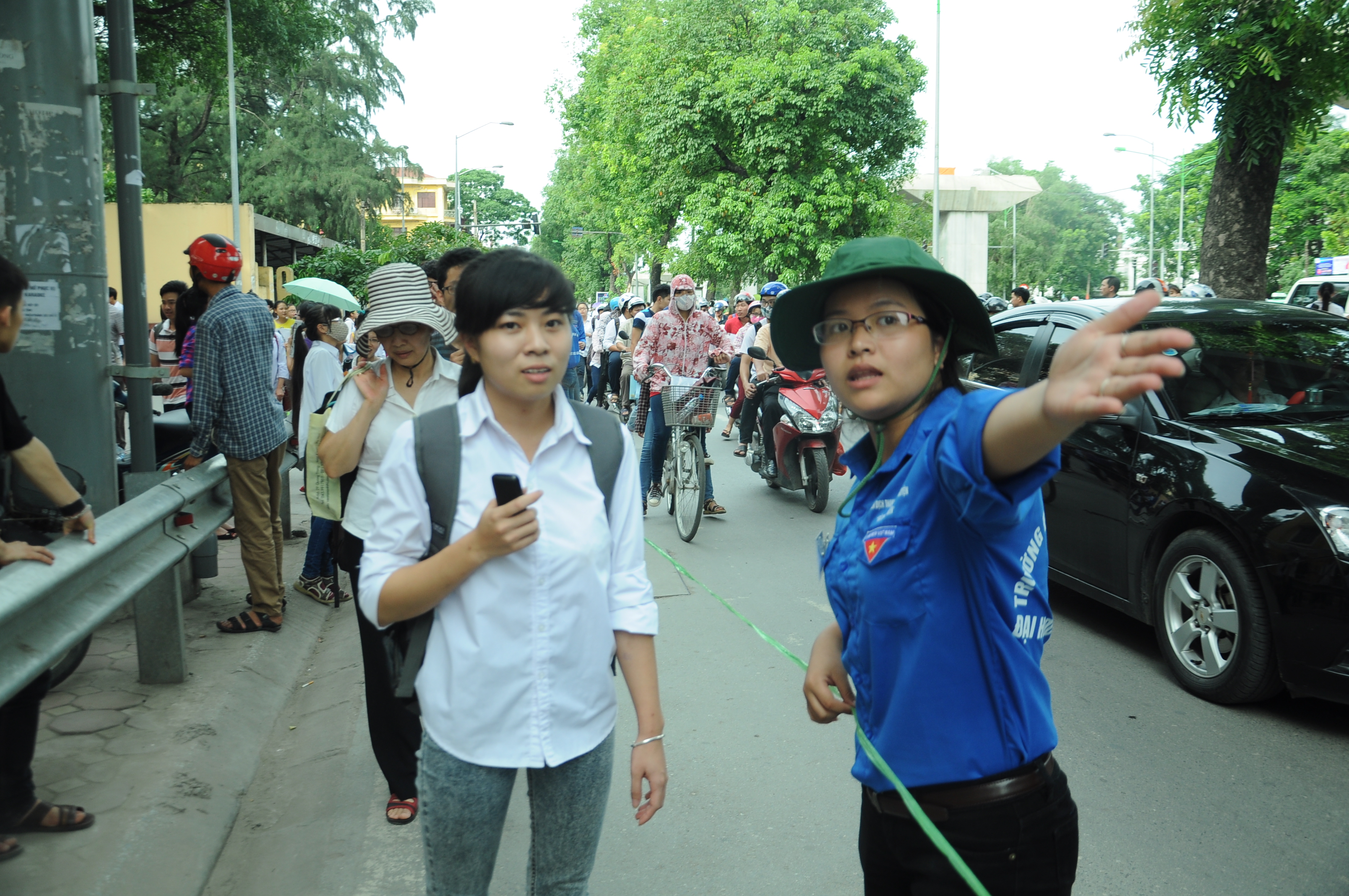Thanh niên tình nguyện phân luồng, giải tỏa ùn tắc giao thông tại Hà Nội - Ảnh: Ngọc Thắng