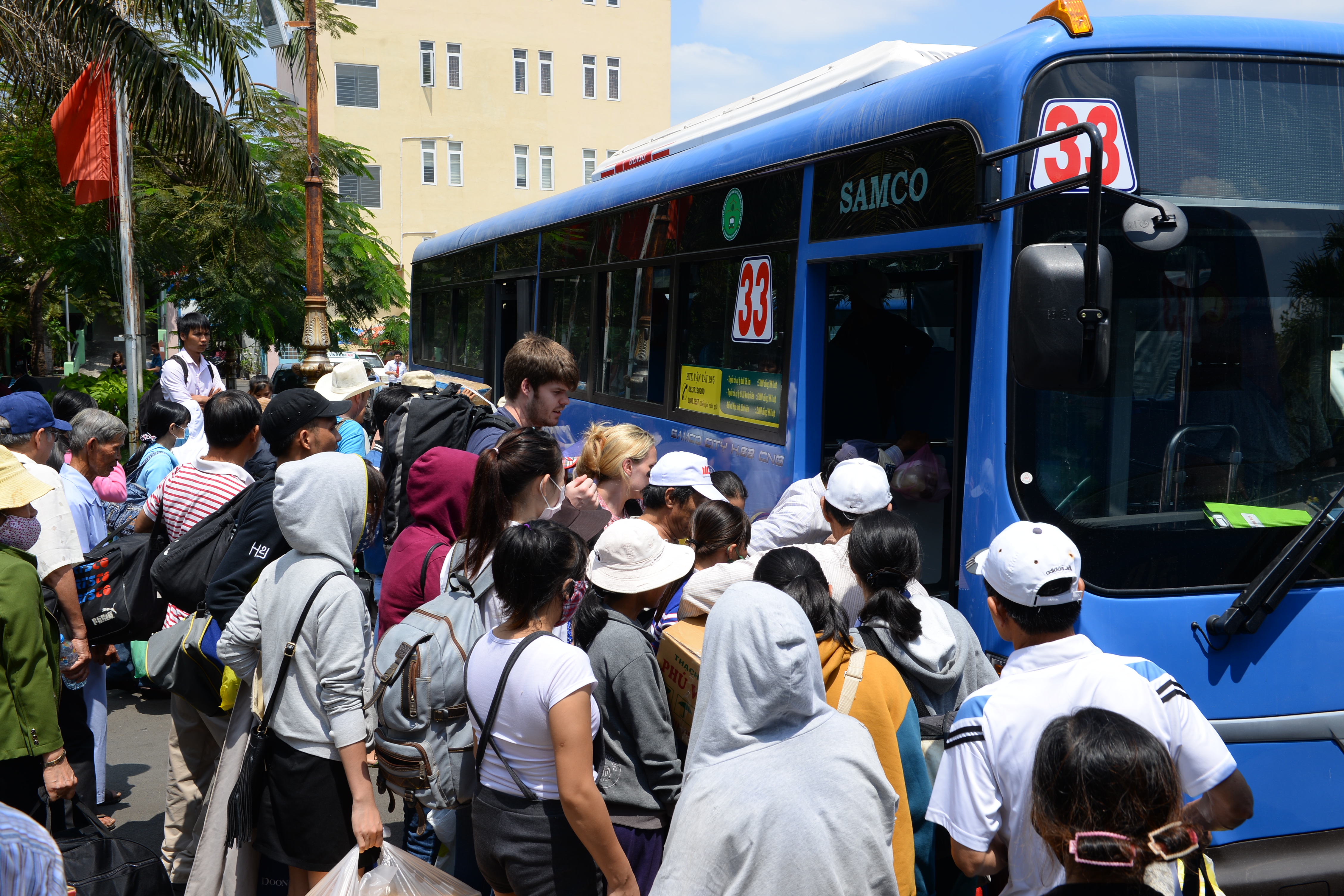 Khách phải đi xe trung chuyển từ ga Sài Gòn đến ga Biên Hòa - 
Ảnh: Diệp Đức Minh