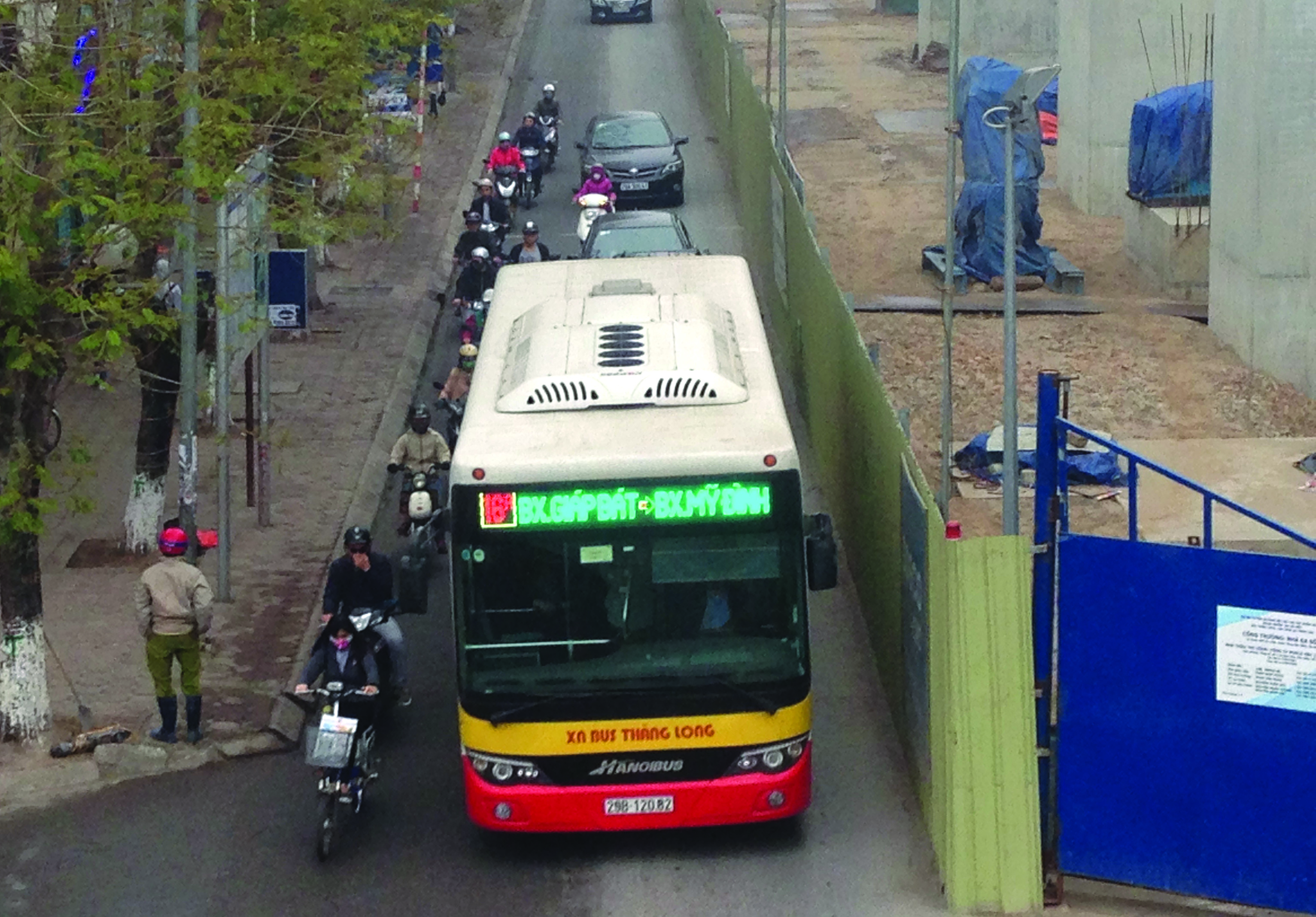Xe buýt chiếm phần lớn diện tích đường, xe máy rất khó khăn để lưu thông - Ảnh: Minh Chiến