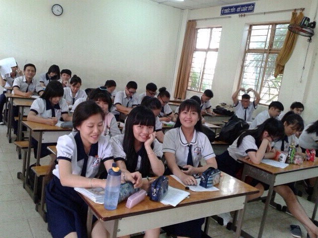 Nữ sinh Nguyễn Minh Phương (đầu tiên bên trái) tại lớp học - Ảnh: Đình Nguyên
