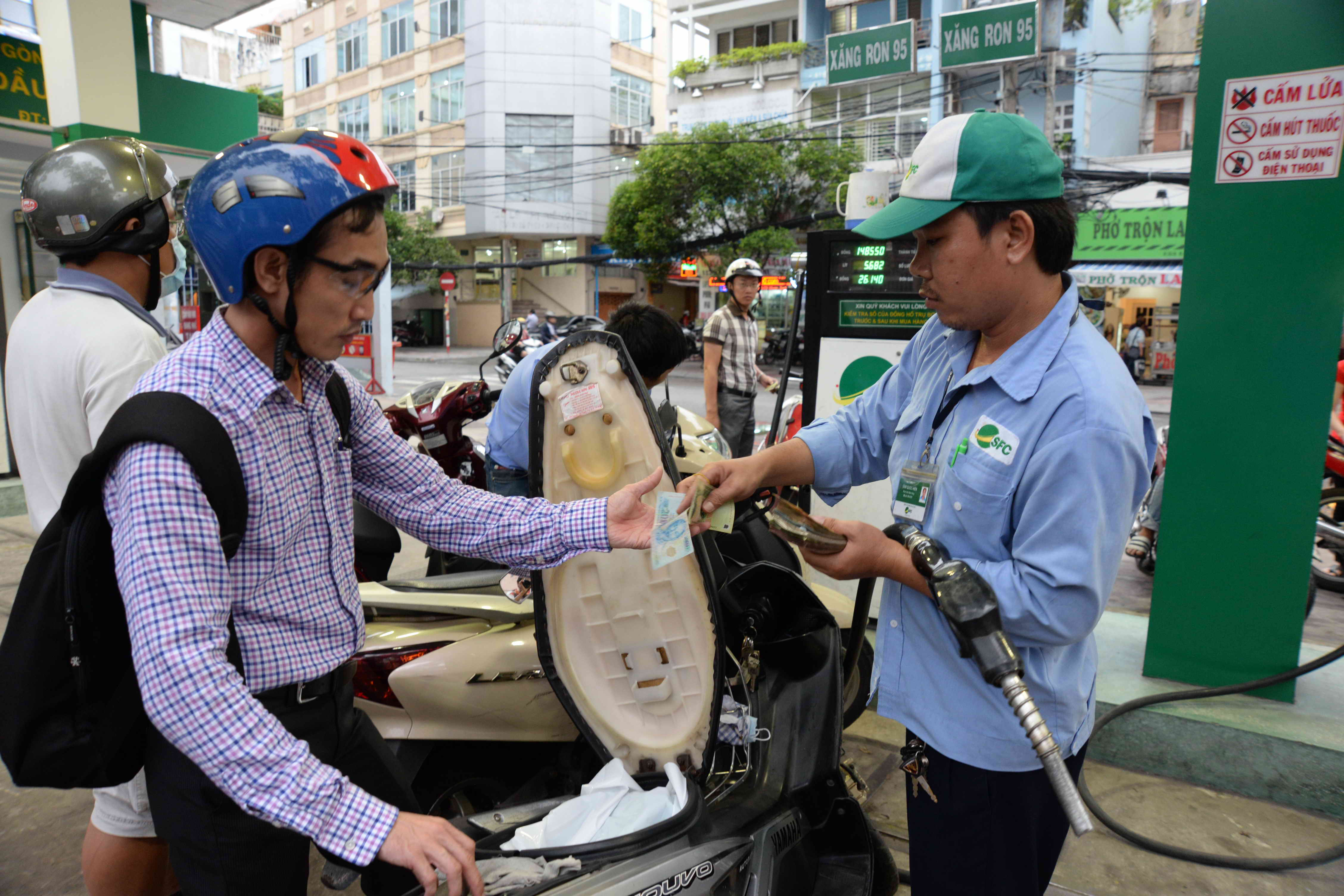 Số tiền thu sai từ xăng cần đưa vào quỹ bình ổn để trả lại người đổ xăng - Ảnh: D.Đ.M