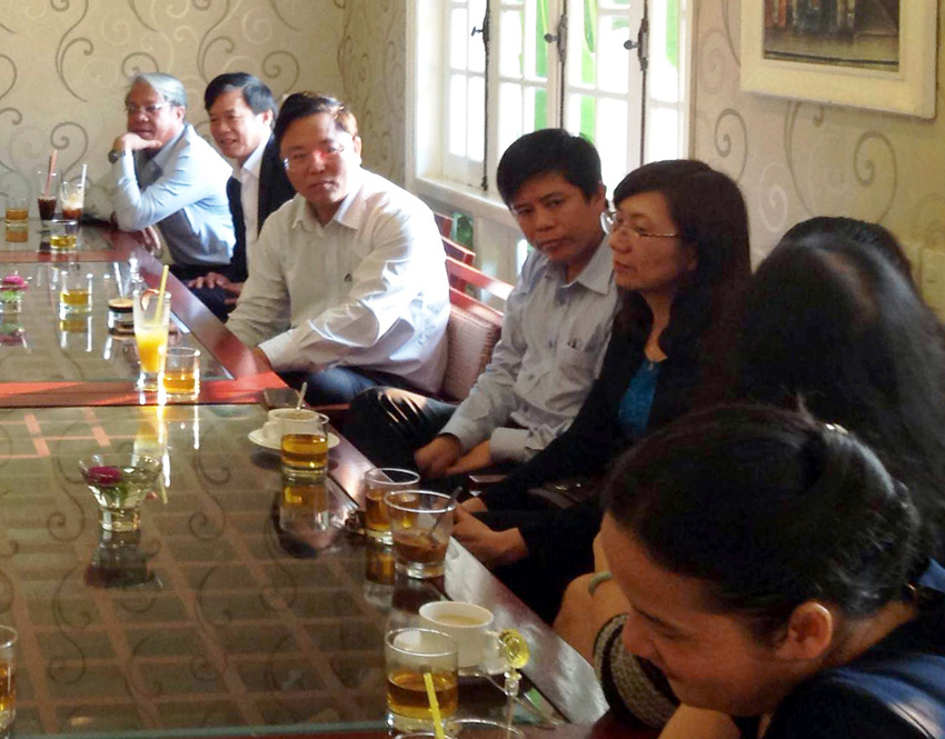 Ông Lê Trí Thanh (thứ ba từ trái sang) nghe các đại diện doanh nghiệp phản ánh trong chương trình “Cà phê doanh nhân” đầu tiên - Ảnh: C.T.V