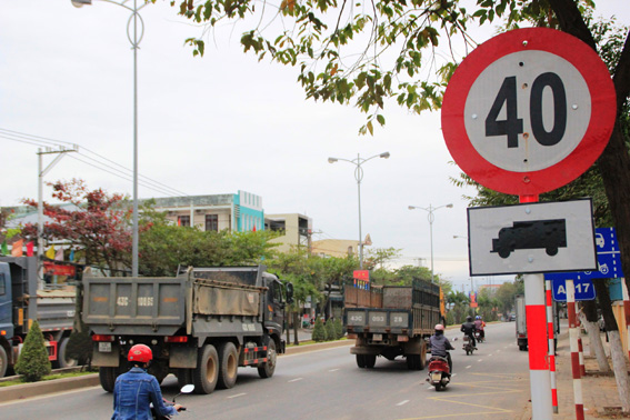 Cử tri hoan nghênh lãnh đạo TP cắm biển ngăn chặn xe ben chạy ẩu - Ảnh: H. S