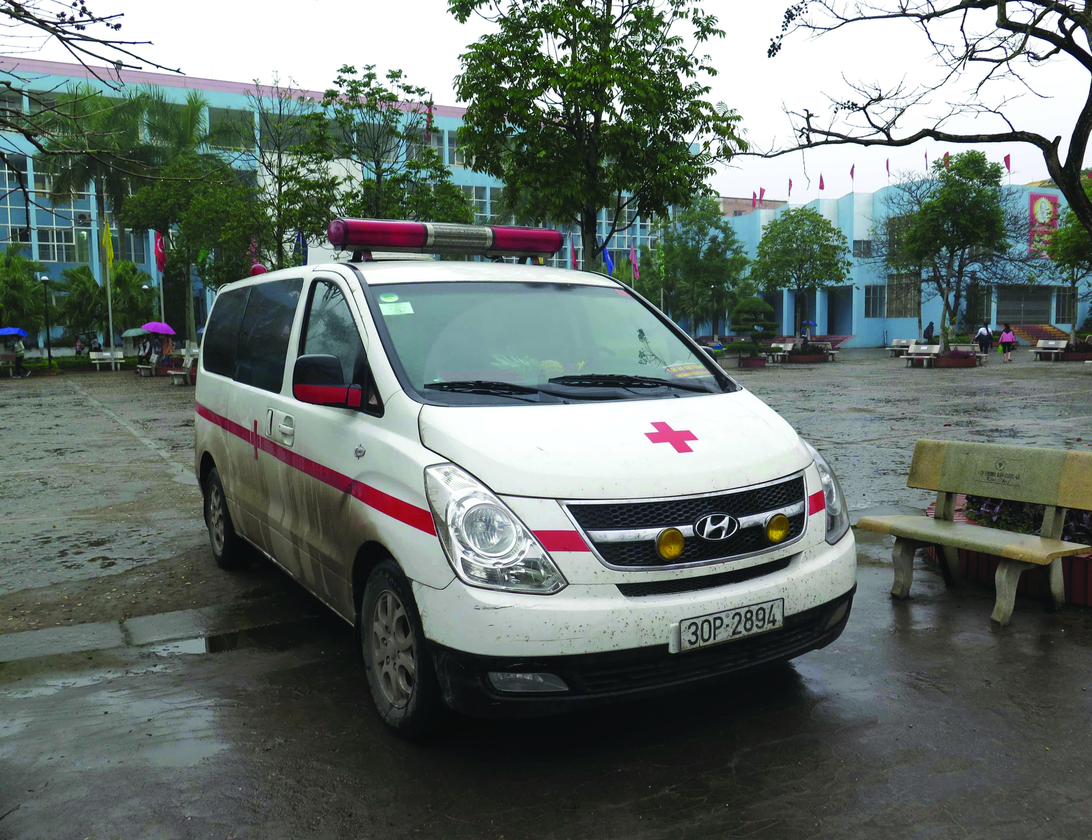Một xe cấp cứu "dù" đang ẩn náu tại bãi xe Trường Đại học Y Thái Bình - Ảnh: Văn Đông