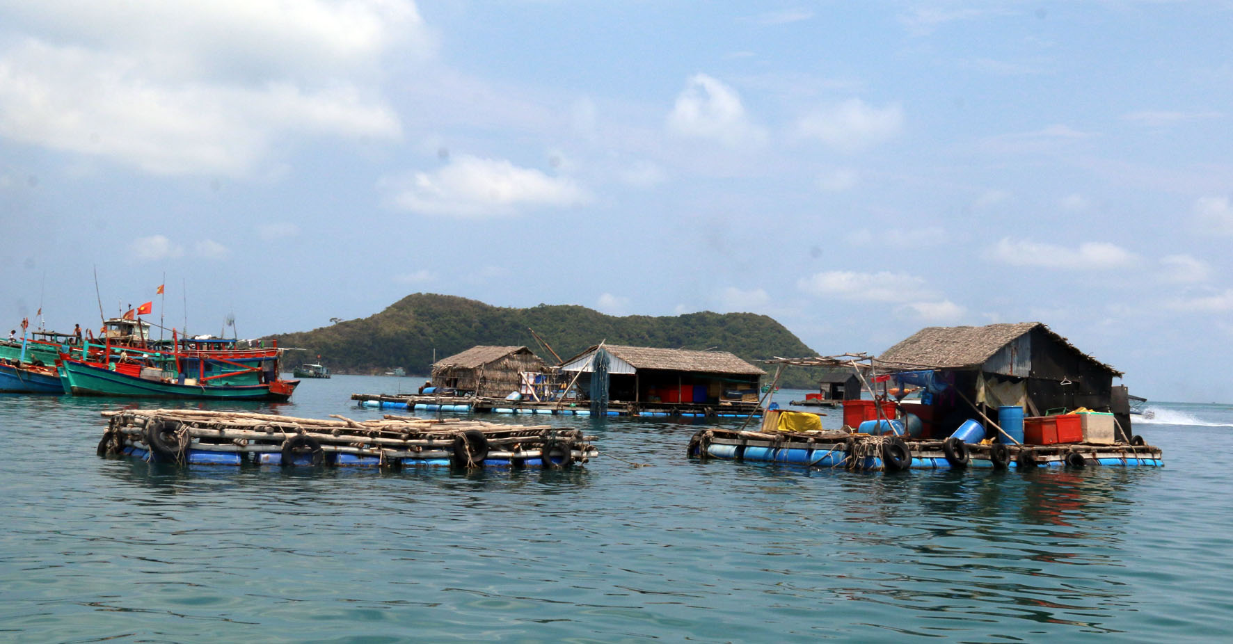 Nghề nuôi cá lồng bè ở quần đảo Nam Du mang lại thu nhập cao cho ngư dân - Ảnh: Minh Khoa