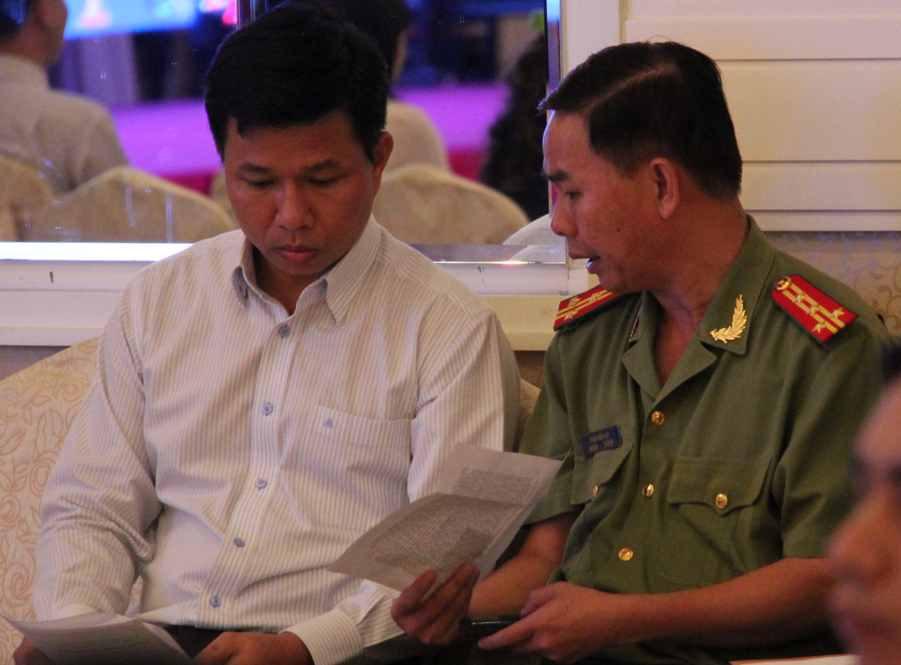 Đại tá Trần Tiến Đạt, Trưởng công an TP.Biên Hòa đang trao đổi với ông Nguyễn Công Đoàn, Tổng giám đốc Daikan Việt Nam tại hội nghị - Ảnh: Lê Lâm