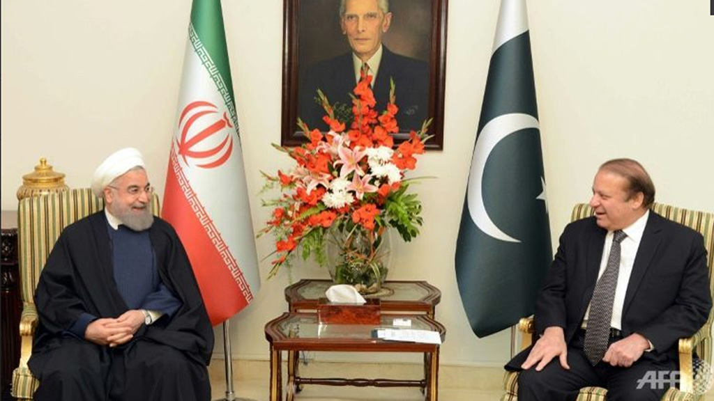 Thủ tướng Pakistan Nawaz Sharif (phải) tiếp Tổng thống Iran Hassan Rouhani ở Islamabad ngày 25.3.2016 - Ảnh: AFP