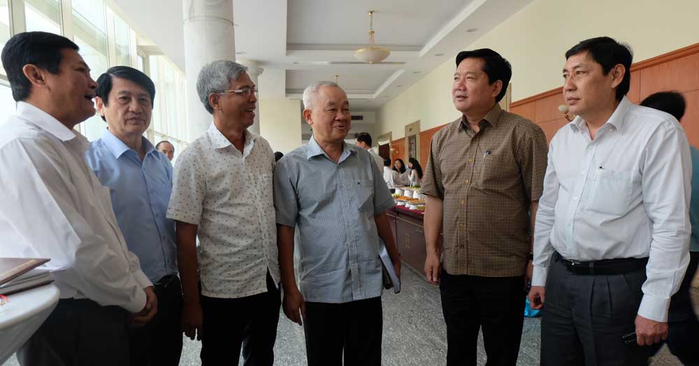 Bí thư Thành ủy Đinh La Thăng (thứ 2 từ phải sang) trao đổi với cán bộ chủ chốt của TP - Ảnh: Đình Quân