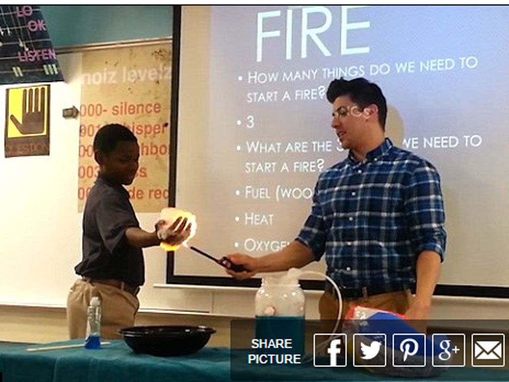 Cảnh thầy giáo 'đốt tay' học sinh - Ảnh chụp màn hình Daily Mail