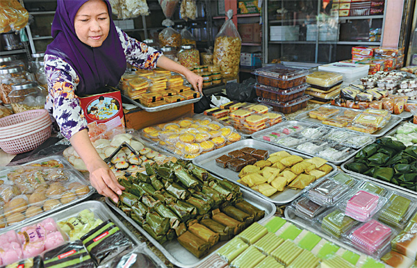 Một hàng bán thức ăn truyền thống tại chợ ở Jakarta, Indonesia - Ảnh: AFP