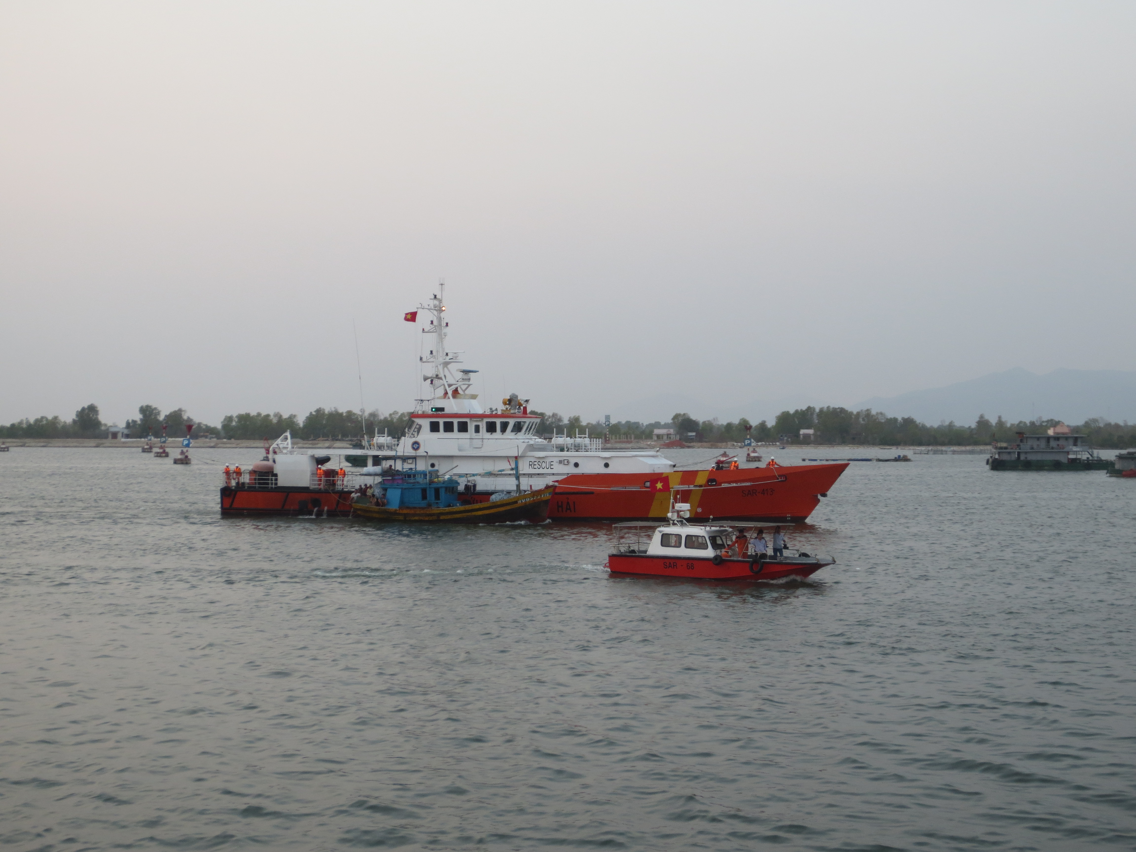 Tàu SAR 413 lai dắt tàu cá về bờ an toàn - Ảnh: Nguyễn Long