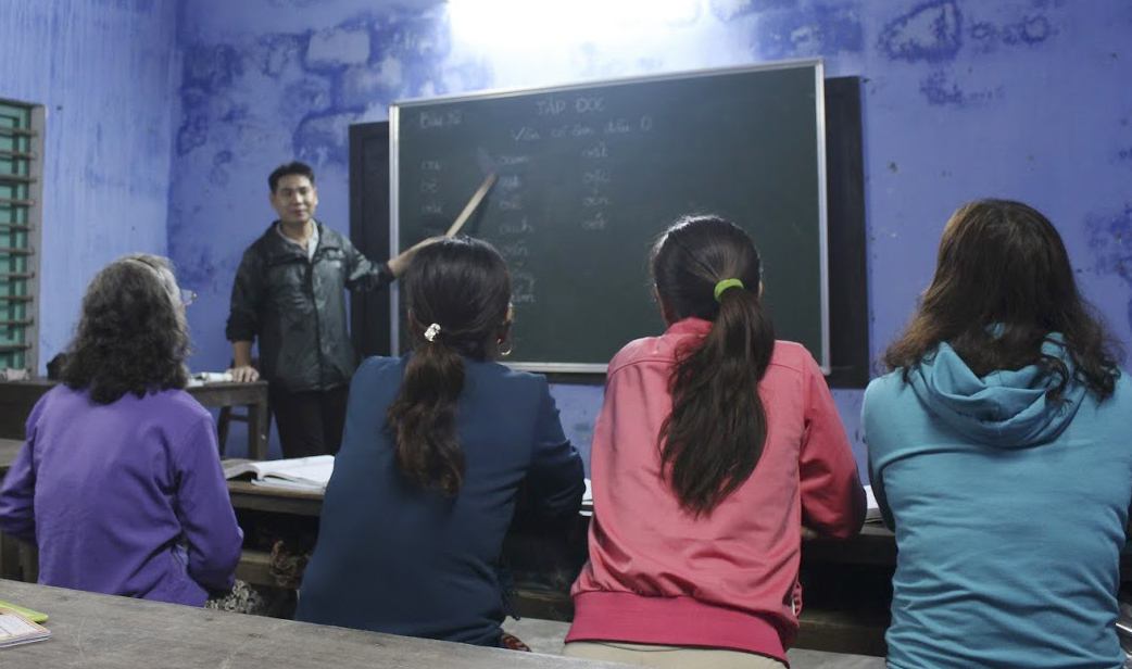 Lớp học xóa mù chữ của thầy Huỳnh Văn Hưng	- Ảnh: Phạm Hoàng