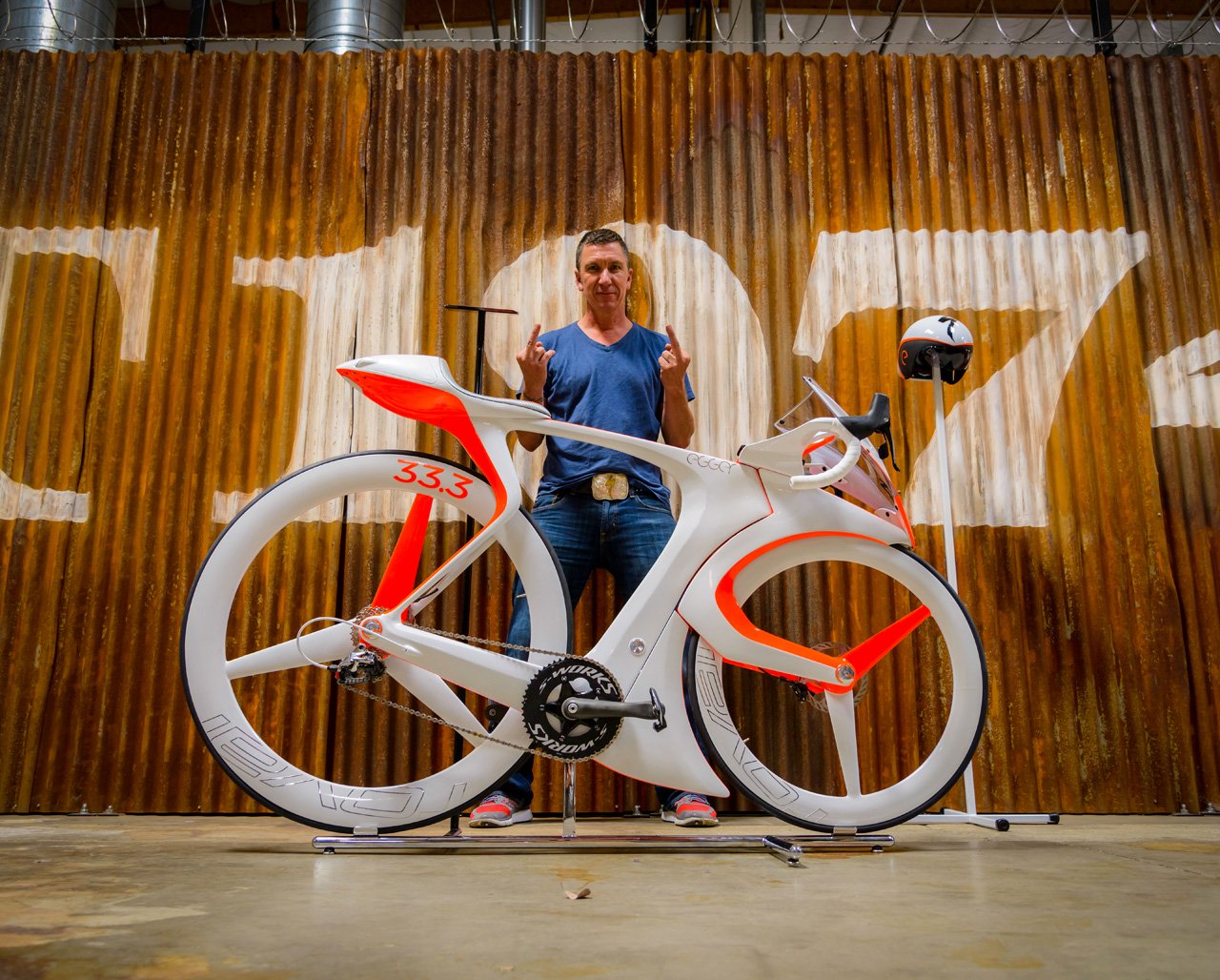 Robert Egger bên “chiếc xe đạp của tương lai” - Ảnh: Specialized