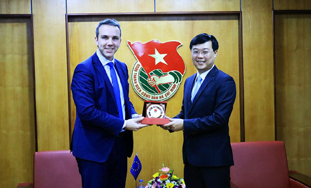 Anh Lê Quốc Phong (bên phải), Bí thư BCH Trung ương Đoàn trao tặng lôgô Huy hiệu Đoàn TNCS Hồ Chí MInh cho ông Vandenkendelaere - Ảnh: doanthanhnien.vn