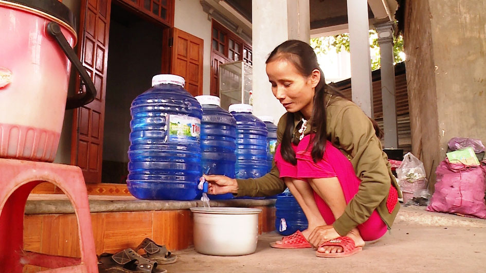 Người dân thôn Long Hợp hằng ngày mua nước đóng bình về sử dụng - Ảnh: N.P