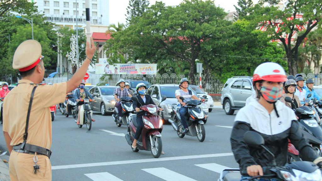 Cảnh sát giao thông Đà Nẵng đang làm nhiệm vụ - Ảnh: Hoàng Sơn