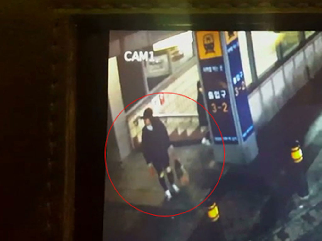  Hành động của cô gái được ghi lại trên máy quay an ninh - Ảnh chụp màn hình Koogle.tv