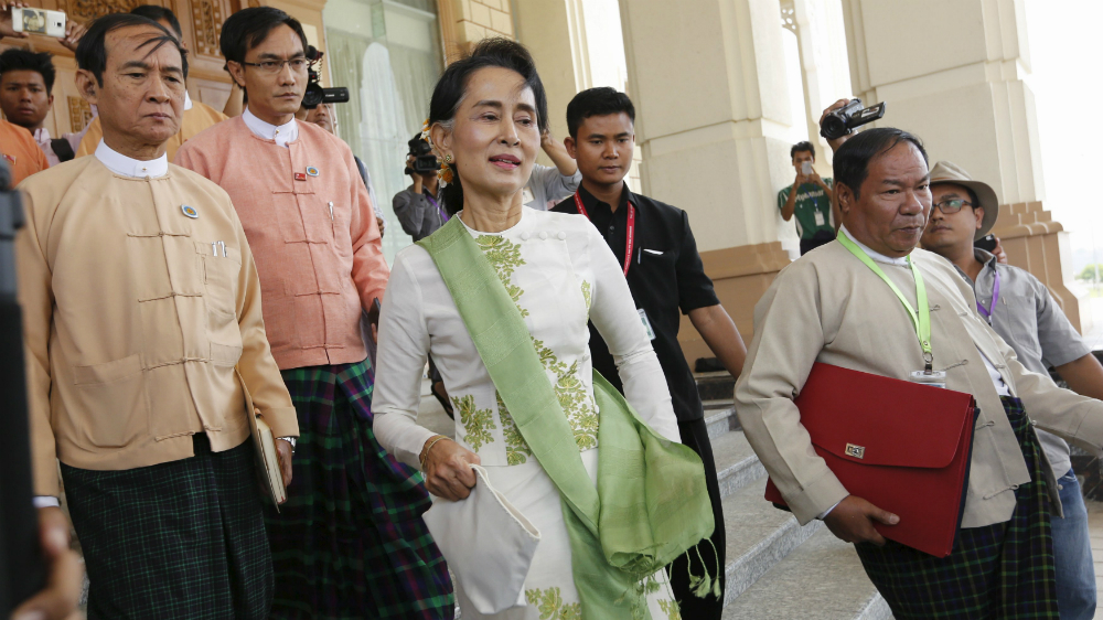 NLD đưa ra dự luật lập chức vụ “Cố vấn nhà nước” cho bà Suu Kyi nhằm giúp bà không phải tổng thống mà có quyền hạn như tổng thống, không là dân biểu nhưng vẫn kiểm soát được nghị viện - Ảnh: Reuters