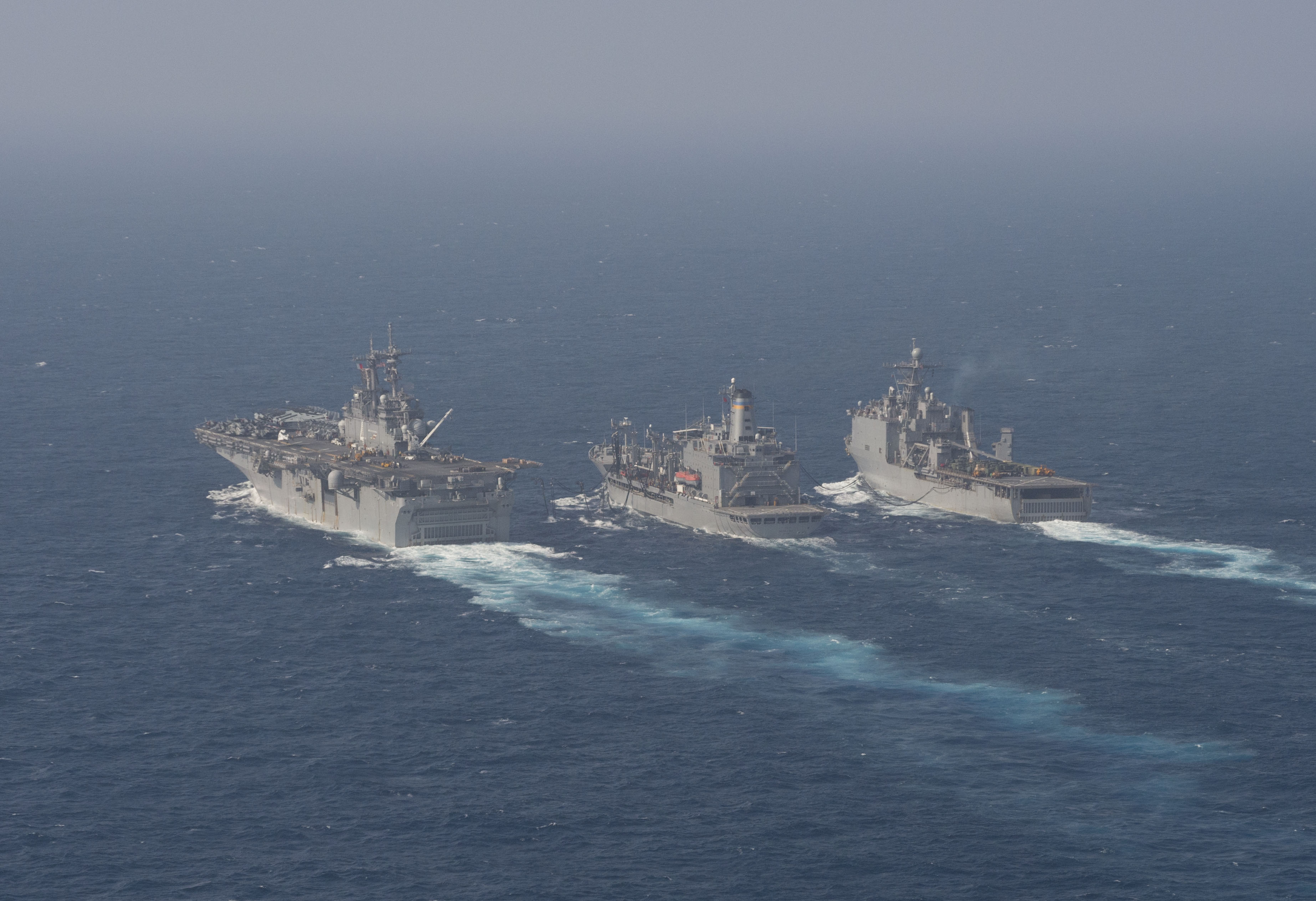 Tàu hải quân Mỹ trên Biển Đông ngày 29.3.2016 - Ảnh: US Navy