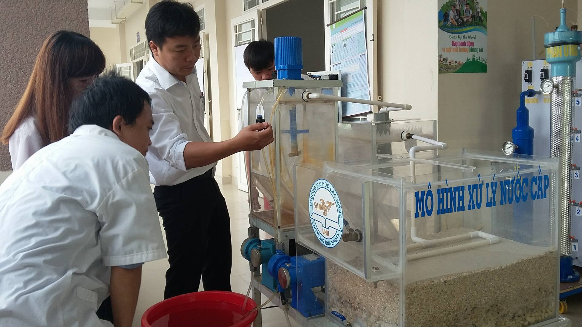 Thạc sĩ Lê Phú Đông hướng dẫn sinh viên về mô hình xử lý nước cấp - Ảnh: X.P