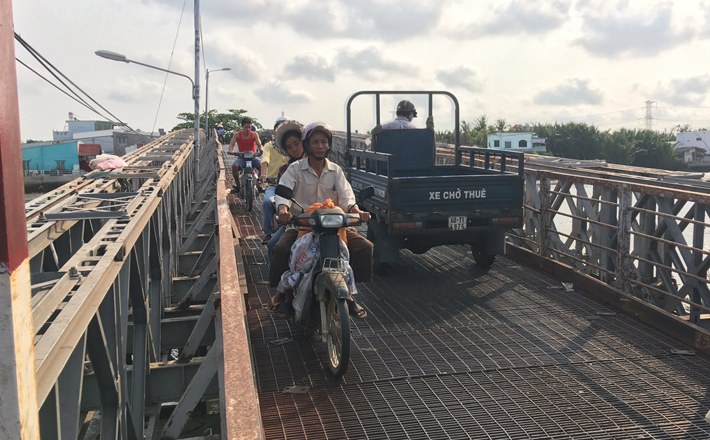 Cây cầu sắt yếu ớt dọc theo đường Lê Văn Lương, H.Nhà Bè, TP.HCM - Ảnh: Đình Sơn