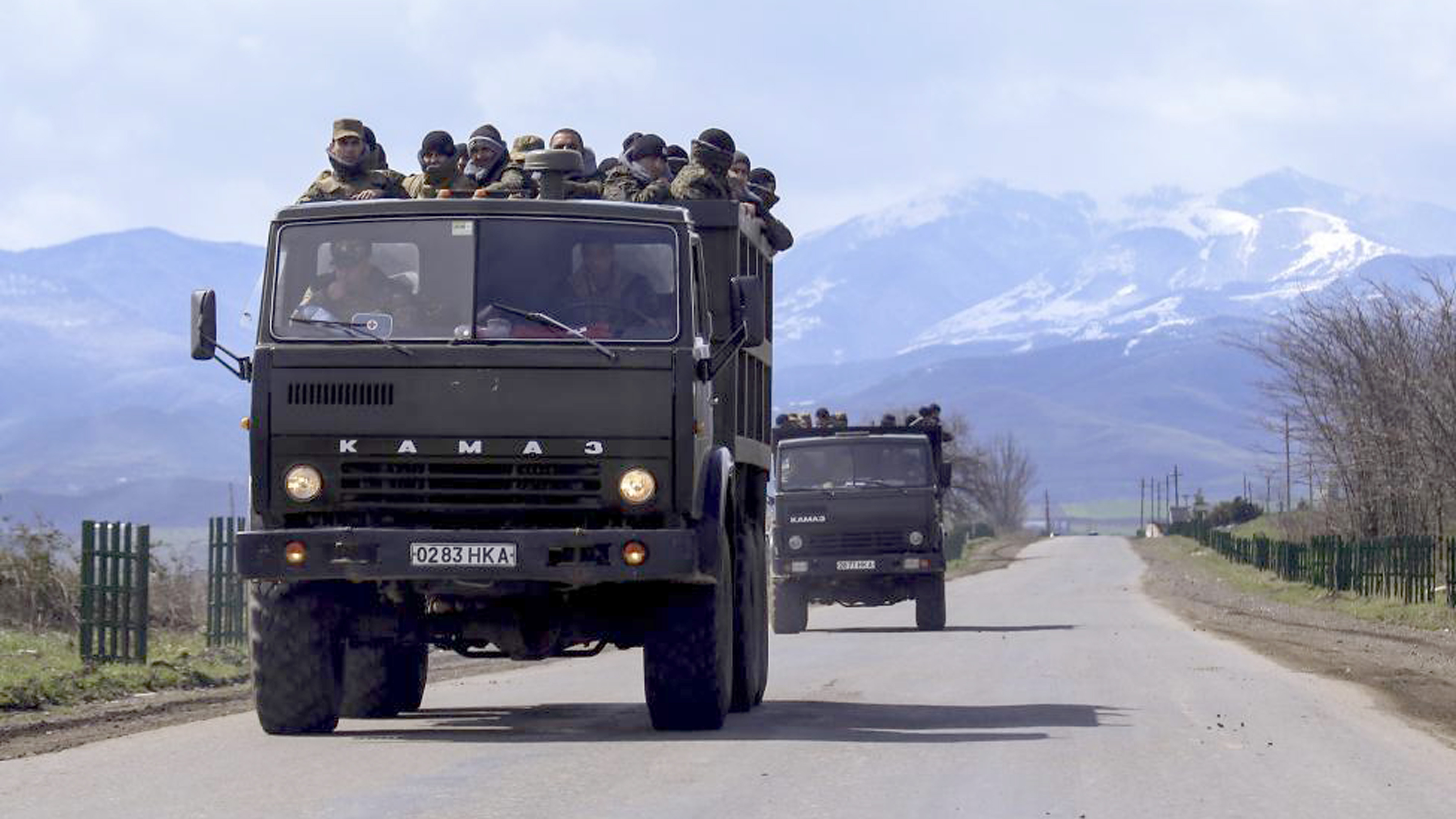 Xe chở lính tình nguyện tiến ra phòng tuyến của Nagorny Karabakh ngày 4.4.2016 - Ảnh: Reuters