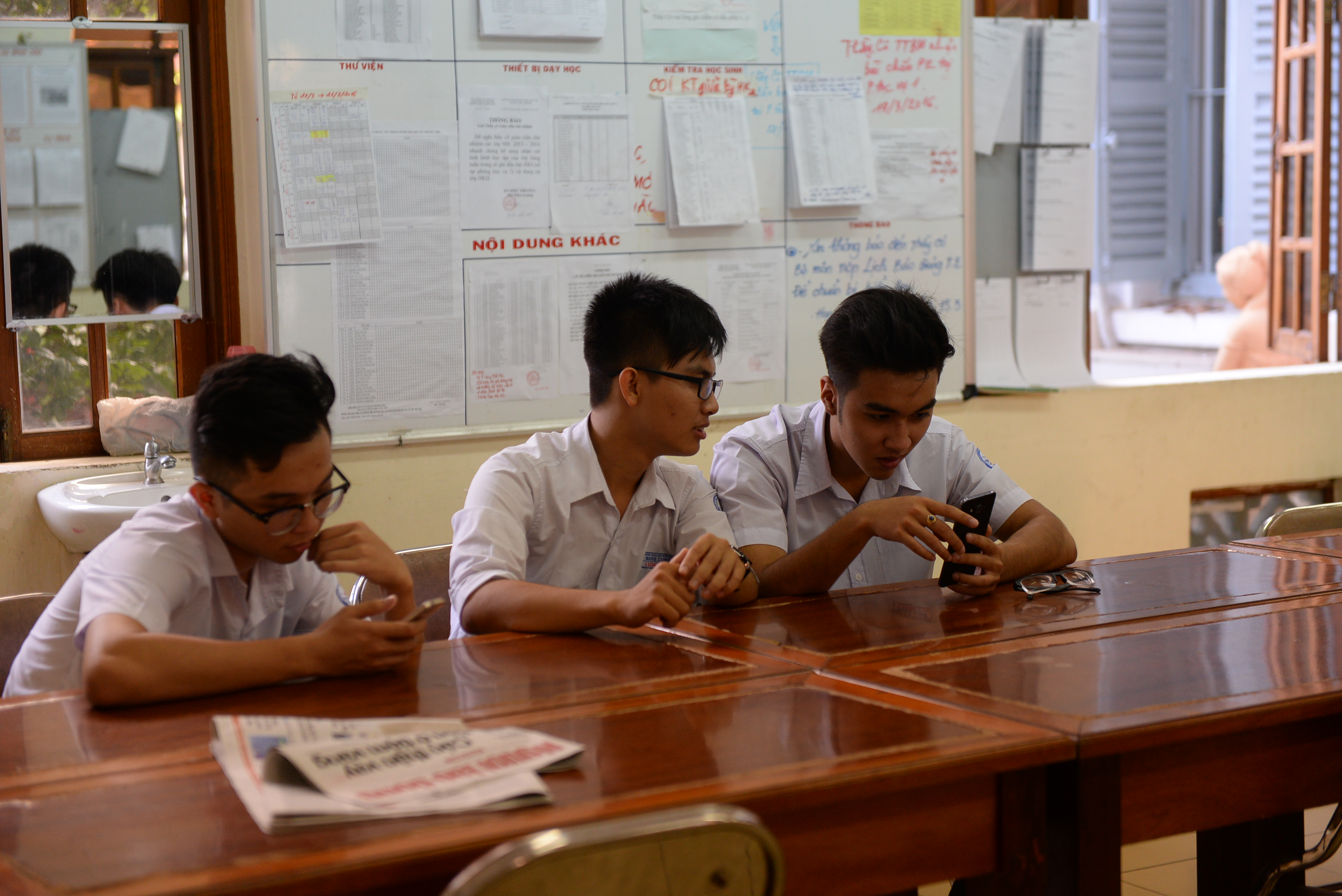 Học sinh Trường THPT Marie Curie, TP.HCM được sử dụng điện thoại ở trường - Ảnh: Lam Ngọc