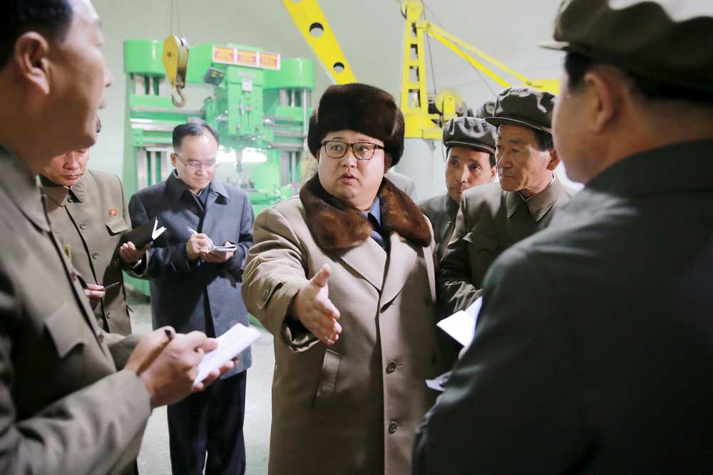 Nhà lãnh đạo Kim Jong-un (giữa) trong một chuyến thị sát gần đây - Ảnh: Reuters