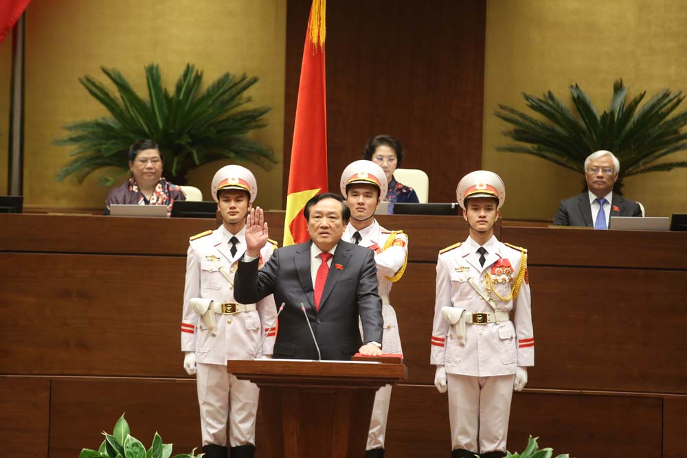 Ông Nguyễn Hòa Bình tuyên thệ nhậm chức - Ảnh: Ngọc Thắng