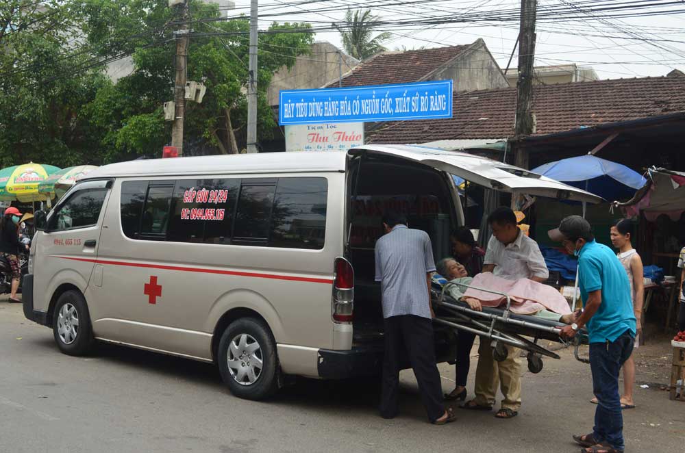 Xe cấp cứu tư nhân đến tận nhà vận chuyển người bệnh - Ảnh: Hiển Cừ