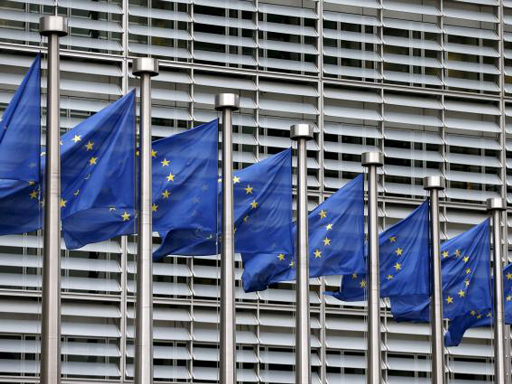 Vẫn còn một số thành viên EU bị Mỹ và Canada loại ra ngoài diện miễn thị thực - Ảnh: Reuters