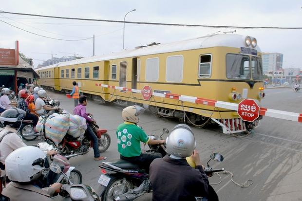 Chuyến tàu đầu tiên xuất phát lúc 7 giờ ngày 9.4, đưa gần 200 hành khách từ Phnom Penh đến một khu nghỉ dưỡng ven biển ở tỉnh Sihanoukville, phía tây nam Campuchia sau hành trình 8 tiếng - Ảnh: Bangkok Post