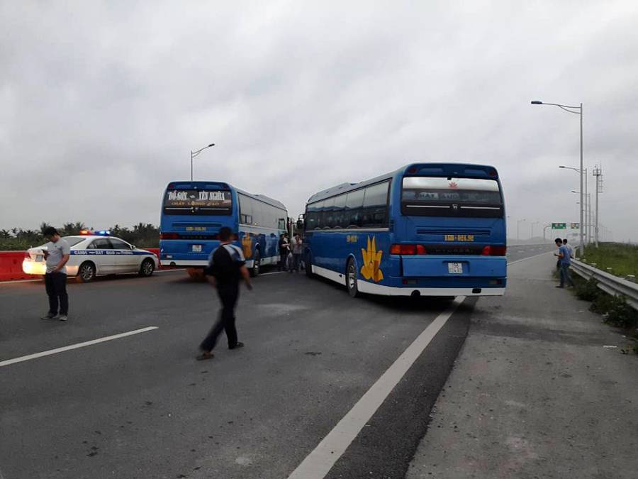 Doanh nghiệp cho 
2 xe khách chặn 
trên cao tốc Hà Nội - Hải Phòng phản đối thu phí - Ảnh: Vinh Đông