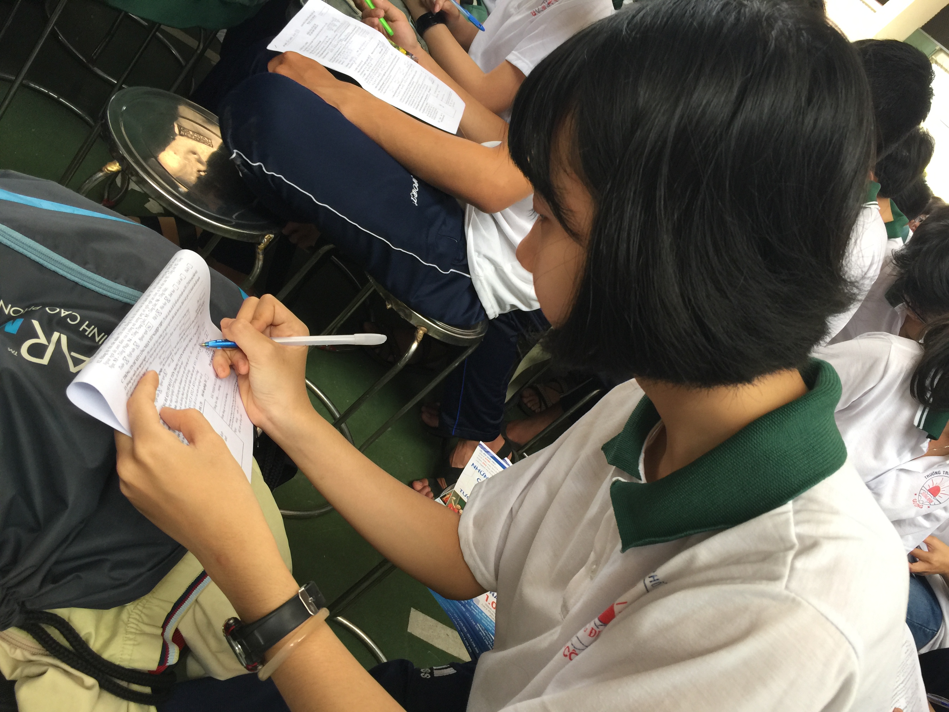 Học sinh Trường THPT Trương Định (Tiền Giang) được hướng dẫn khai hồ sơ ĐKDT năm 2016 - Ảnh Hà Ánh
