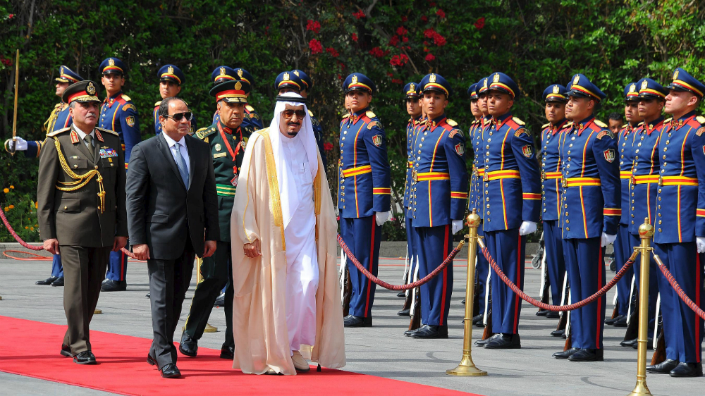 Tổng thống Ai Cập Abdel Fattah al-Sisi (trái) và Quốc vương Ả Rập Xê Út Salman trong buổi đón tiếp Quốc vương tại Điện Tổng thống Ai Cập ở Cairo - Ảnh: Reuters