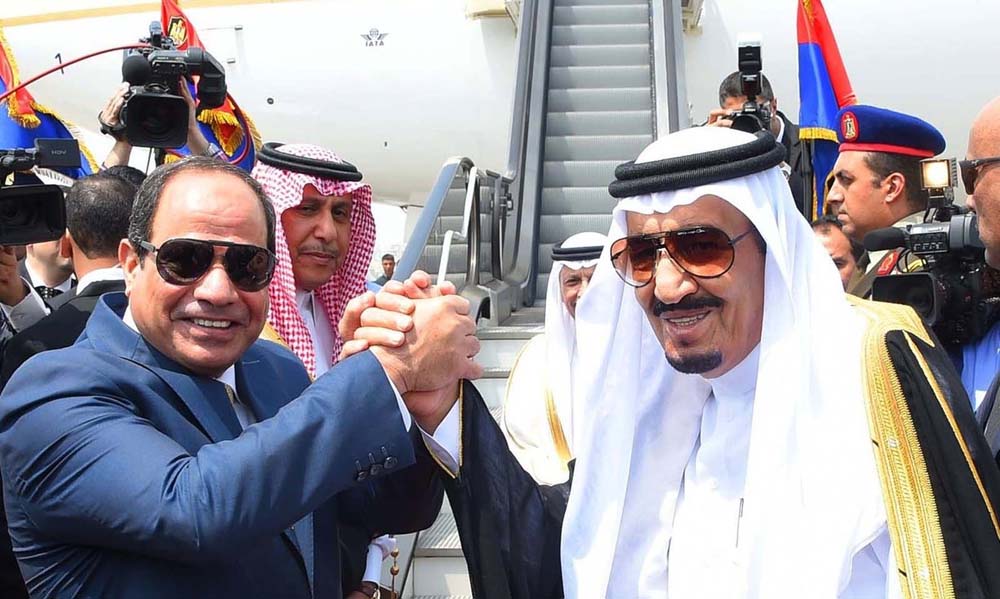 Tổng thống al-Sisi (trái) đón vua Salman tại sân bay - Ảnh: The Guardian