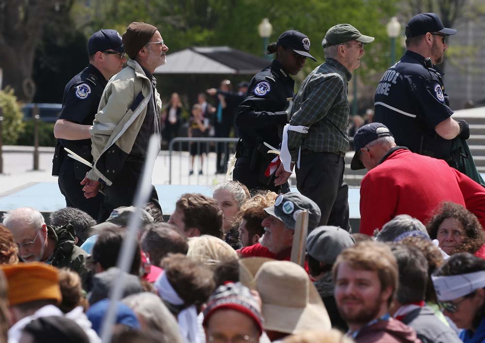 Hơn 400 người đã bị bắt khi tham gia ngồi bên ngoài tòa nhà quốc hội ở thủ đô Washington D.C của Mỹ - Ảnh: AFP