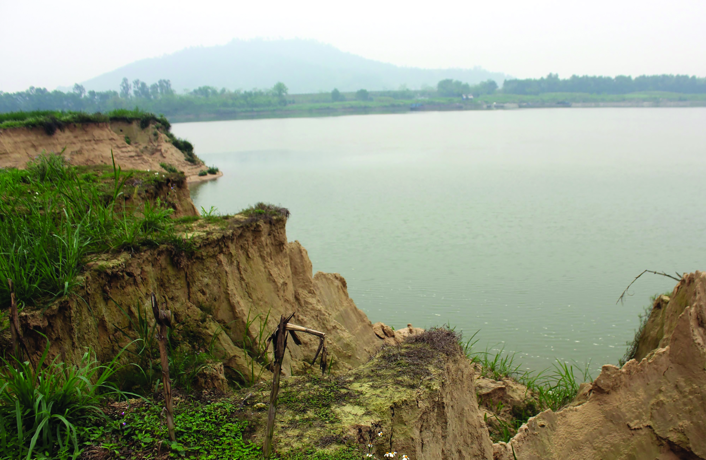 Khai thác cát đã làm gần 12 ha đất bãi của xã Thiệu Nguyên bị cuốn xuống sông Chu - Ảnh: Ngọc Minh