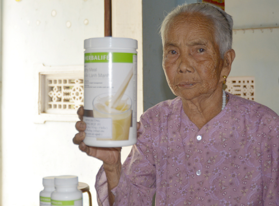 Bà Nguyễn Thị Sỹ (80 tuổi, trú xã Bình Giang) đã bị lừa mua thực phẩm chức năng - Ảnh: Xuân Thọ
