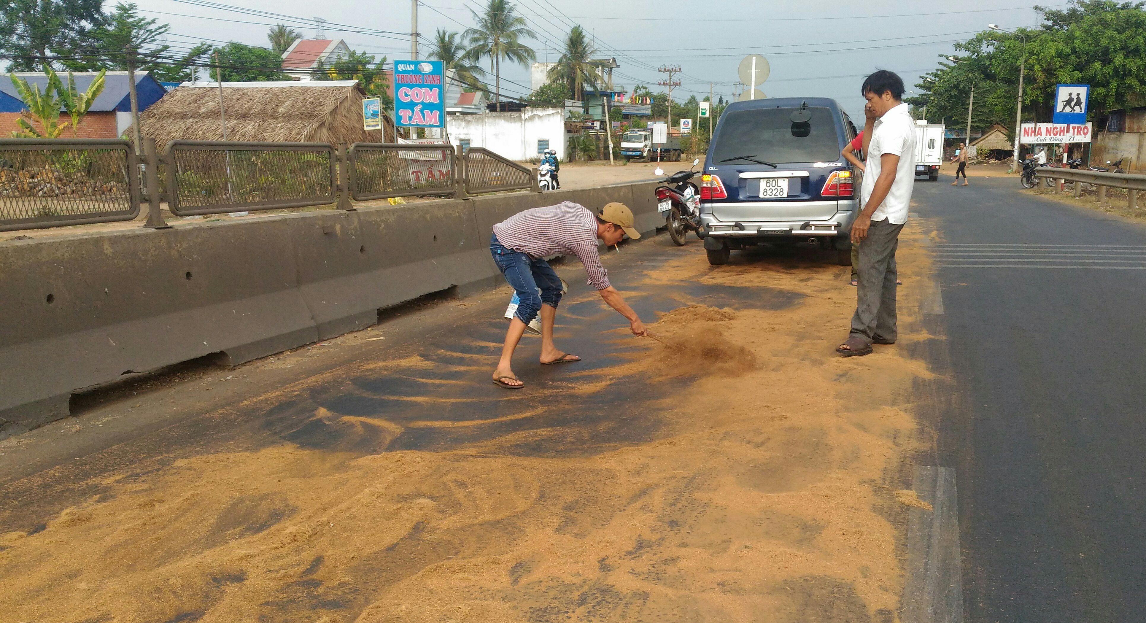 hơn 100 lít nhớt trong bể lược nhớt của xe đầu kéo đổ xuống đường - Ảnh: Thanh Chương