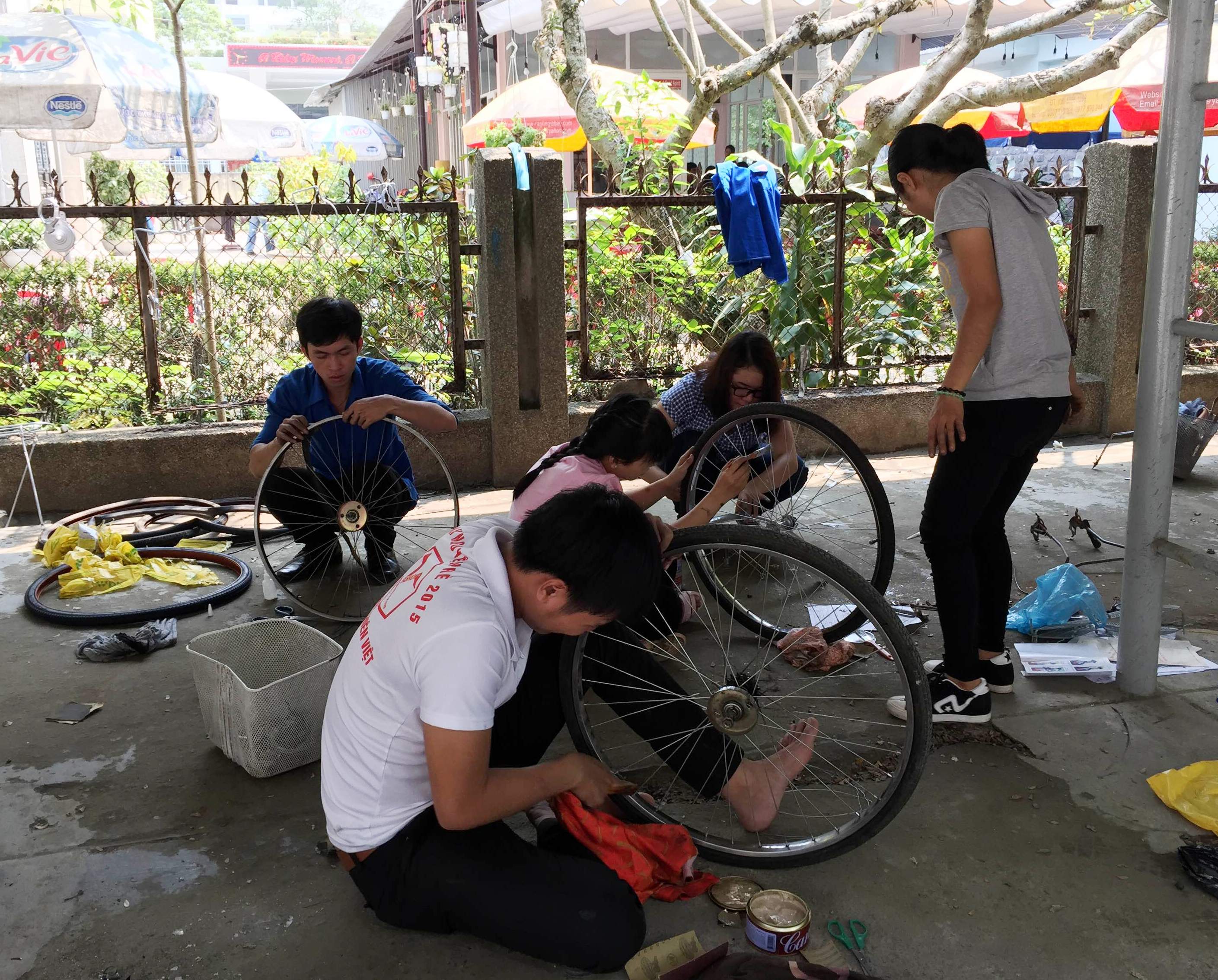 Những chiếc xe đạp cũ được sinh viên tình nguyện sửa chữa 