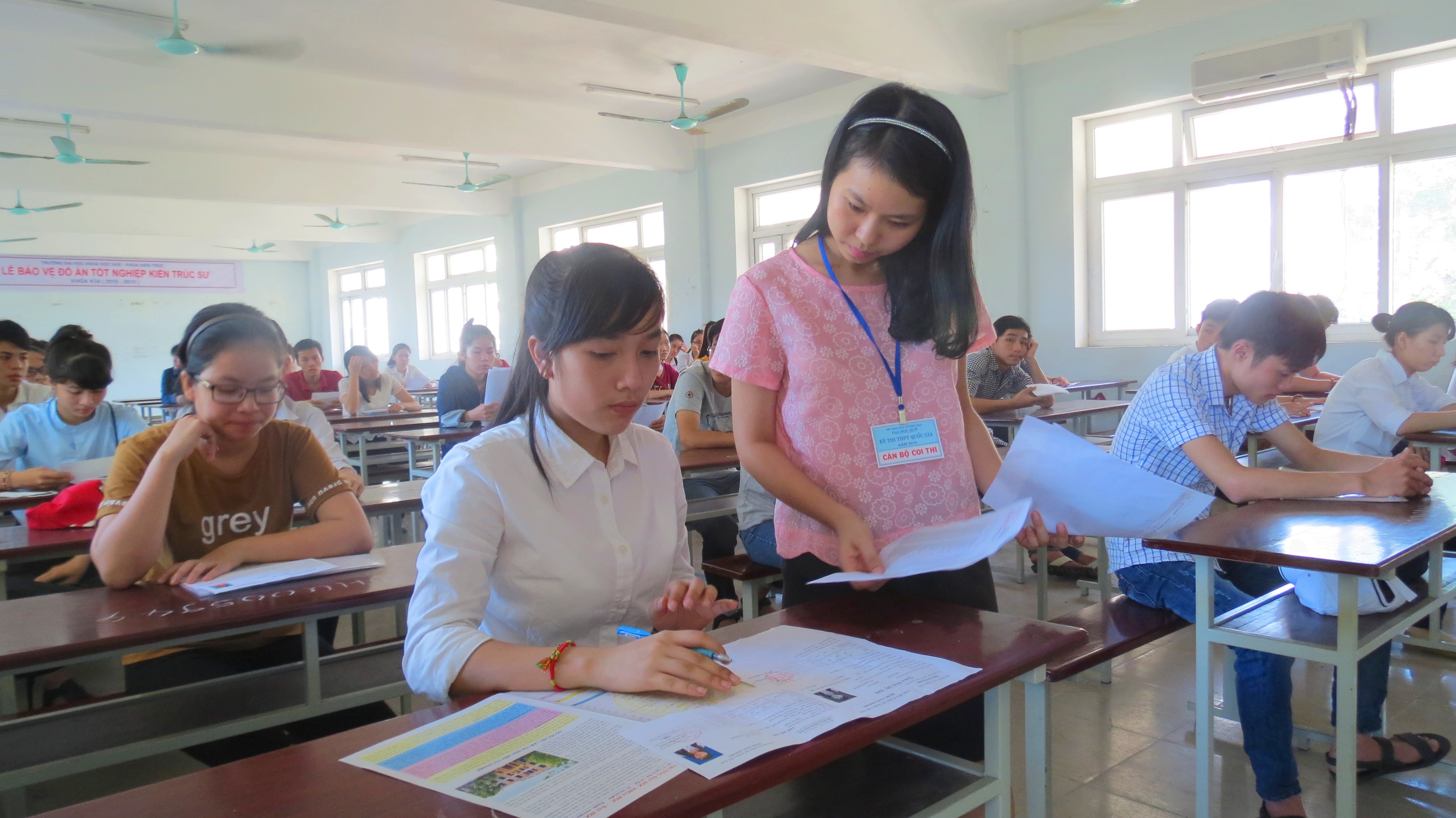 Thí sinh tham gia kỳ thi tuyển THPT quốc gia năm 2015 tại Thừa Thiên-Huế - Ảnh: Tuyết Khoa