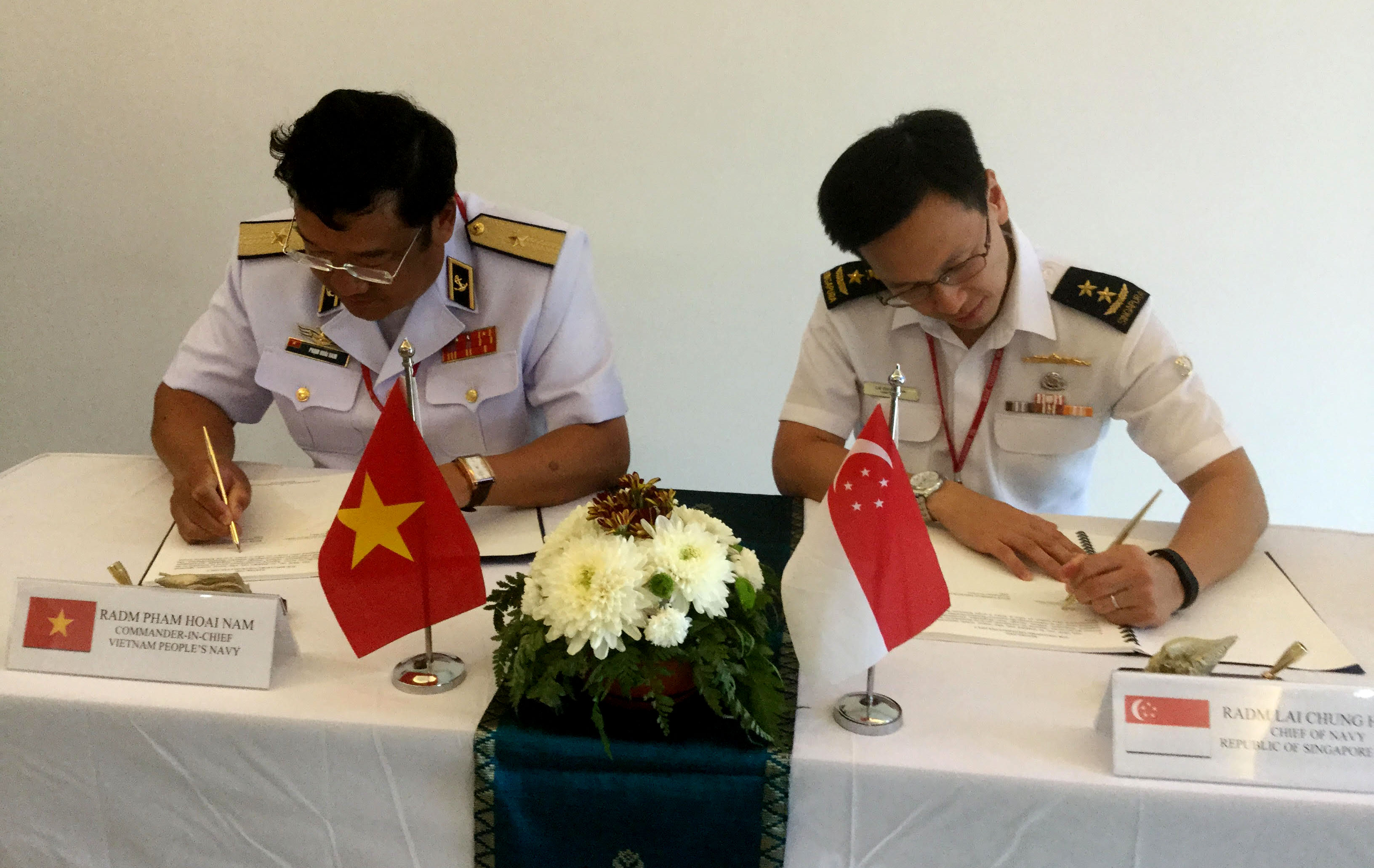 Chuẩn đô đốc Phạm Hoài Nam, Tư lệnh Hải quân nhân dân Việt Nam và Chuẩn đô đốc Lai Chung Han, Tư lệnh Hải quân Singapore ký kết quy chế cứu nạn tàu ngầm 