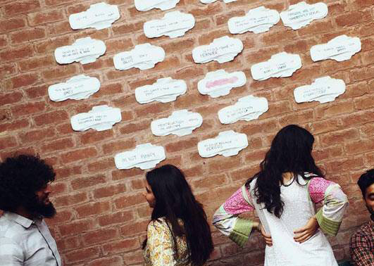 Các sinh viên dán băng vệ sinh lên tường ở trường với những câu khẩu hiệu như “điều đó là rất tự nhiên” hay “tại sao tôi phải xấu hổ” - Ảnh chụp màn hình Pakistan Today