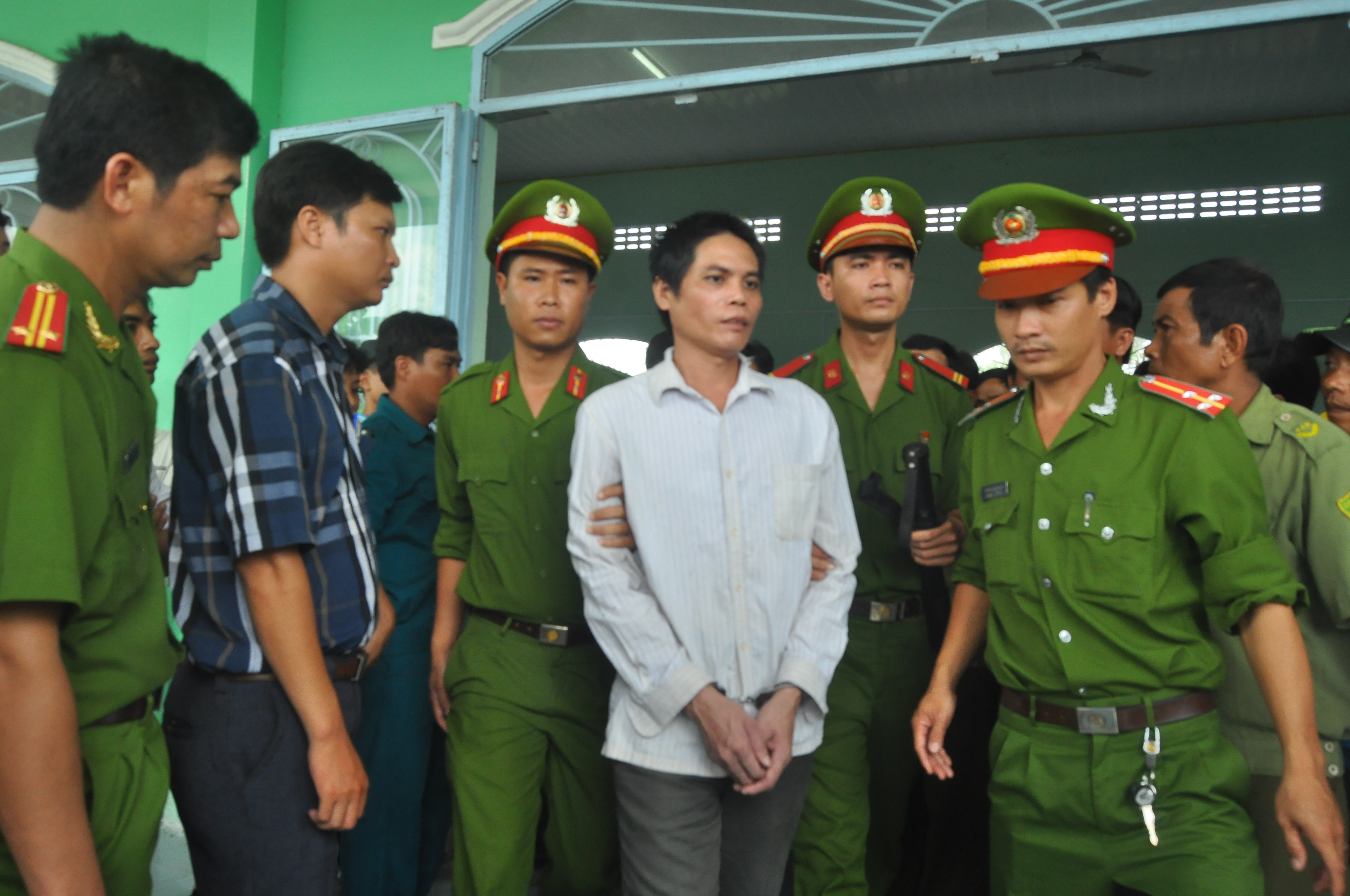Công an áp giải Lọc đến phiên tòa xét xử sơ thẩm - Ảnh: Thanh Hữu