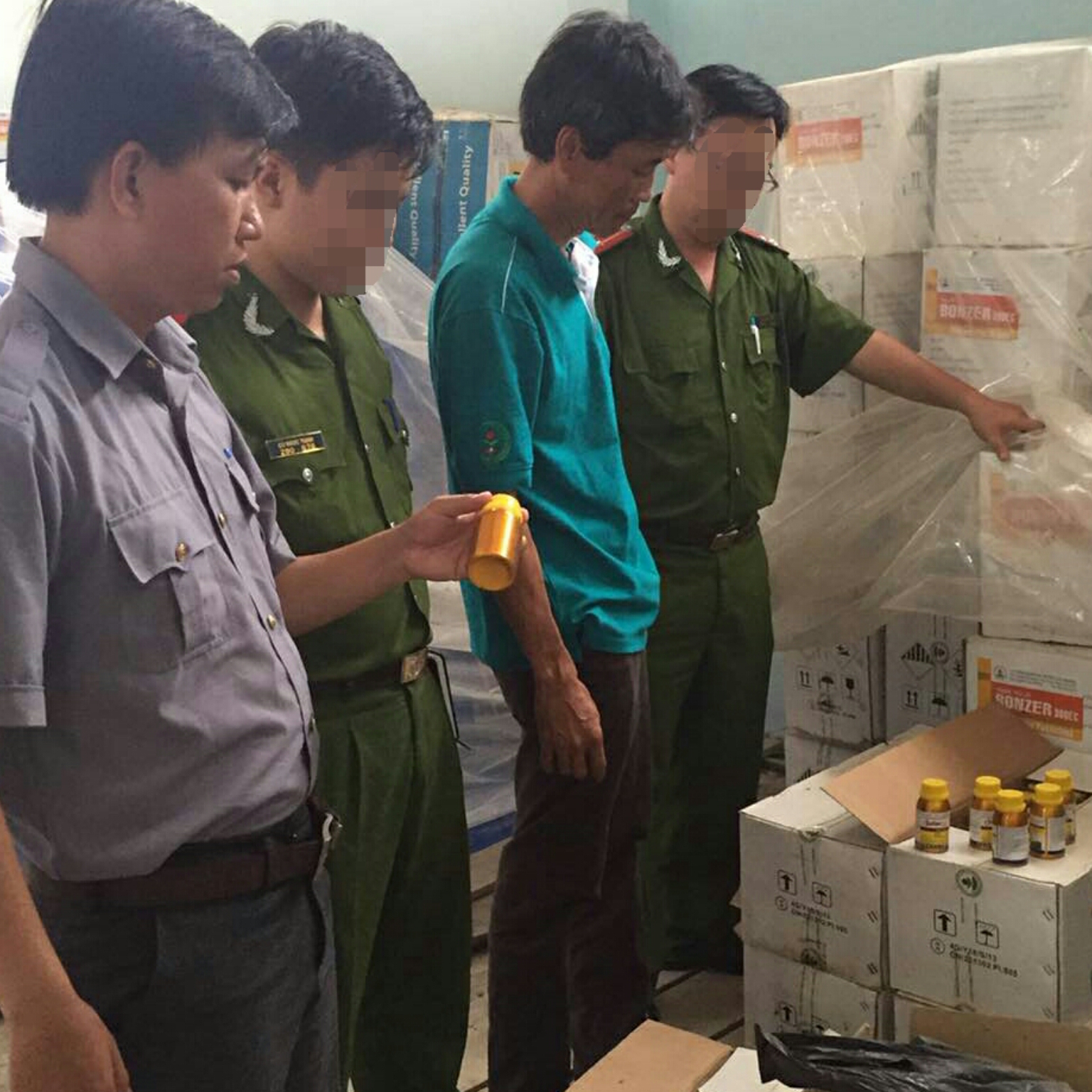 Lực lượng phối hợp kiểm tra thuốc bảo vệ thực vật do Công ty Mekong "sản xuất" - Ảnh: CTV