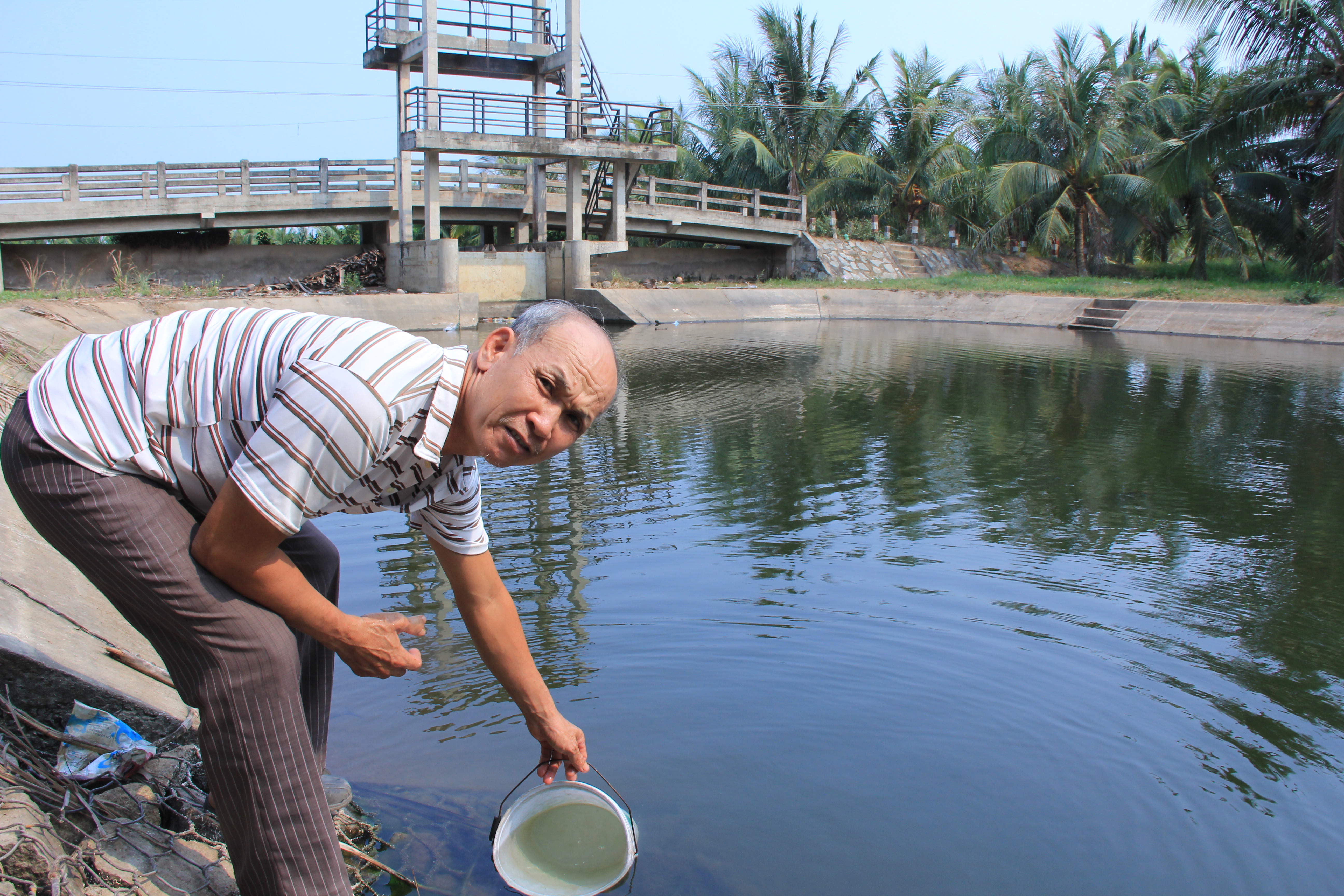 Người dân khu vực đê bao Đìa Dứa vẫn sử dụng được nước sông bình thường	- Ảnh: Phượng Vỹ