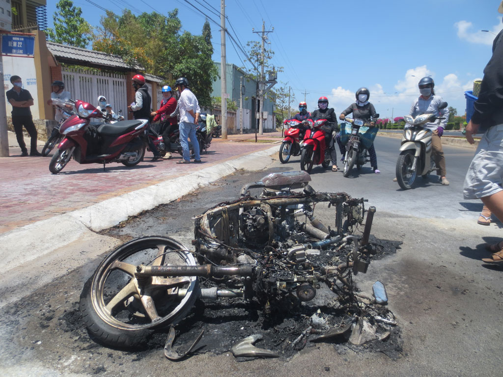 Xe máy của anh Tự bị cháy rụi - Ảnh: Nguyễn Long