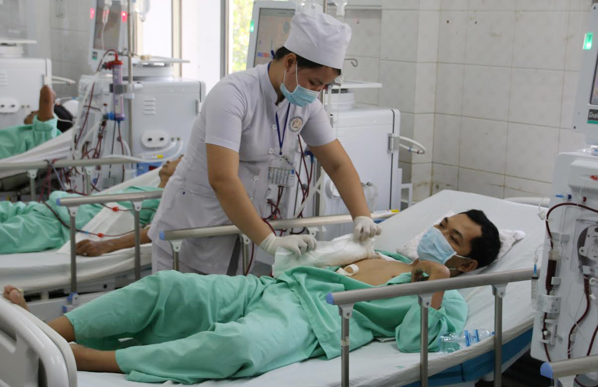 Phóng viên Hữu Bằng chạy thận nhân tạo tại Bệnh viện đa khoa Long An - Ảnh: T.N