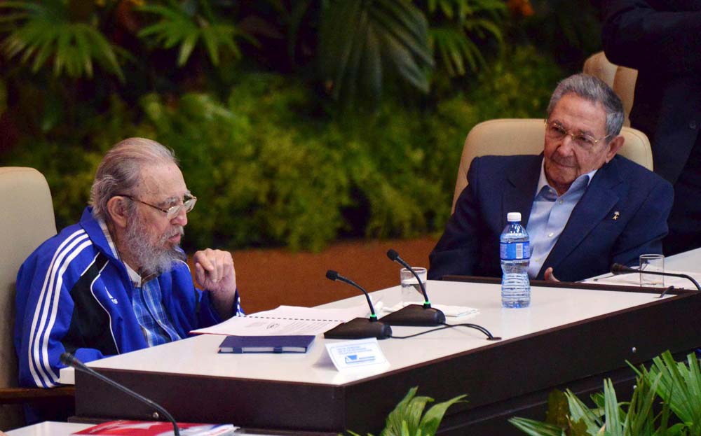 Các lãnh đạo Fidel Castro (trái) và Raul Castro tại phiên bế mạc đại hội - Ảnh: Reuters